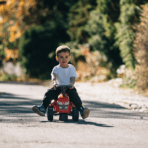 Ride-on traktori peräkärryllä, haravalla ja lapiolla FALK baby Massey Ferguson